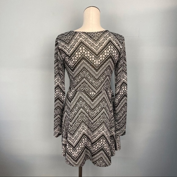 prince & Fox Floral Faux Wrap Skater Shift Dress - Picture 5 of 16